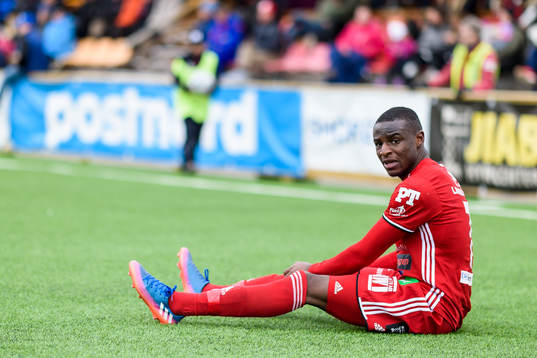 Piteås Moses Duckrell sitter på gräset