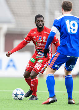 Piteås Samuel Naiwo med bollen