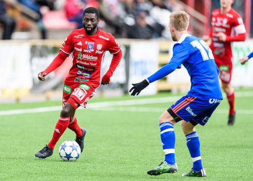 Piteås Samuel Naiwo med bollen
