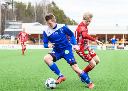 Bollnäs Martin Nilsson vänder bort Piteås Gustav Nordh