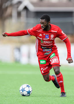 Piteås Samuel Naiwo med bollen