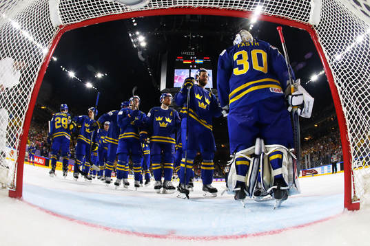 Sveriges spelare med målvakt Viktor Fasth jublar