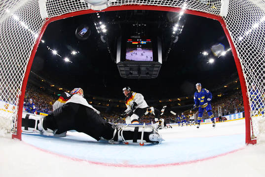 Sveriges Jonas Brodin skjuter in 2-4 bakom Tysklands