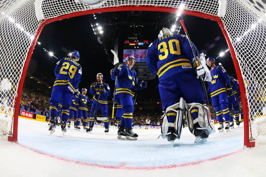 Sveriges spelare med målvakt Viktor Fasth jublar