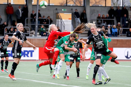 Piteås Ellen Löfqvist nickar in 0-1 bakom Hammarbys