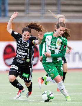 Piteås Josefin Johansson i kamp om bollen med Hammarbys