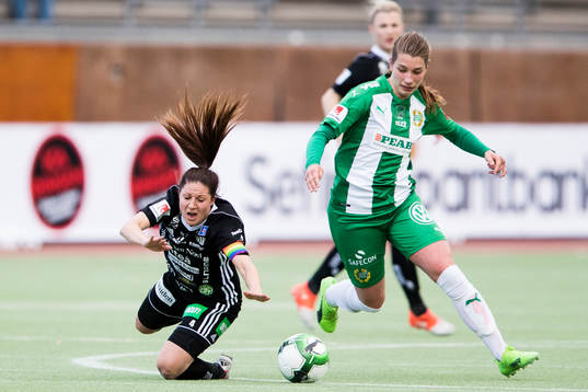 Piteås Josefin Johansson i kamp om bollen med Hammarbys