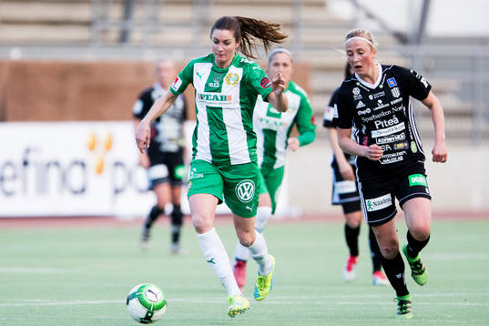 Hammarbys Madeleine Tegström jagas av Piteås Julia