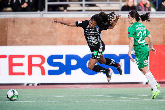 Piteås Madelen Janogy bjuds på en flygtur av Hammarbys