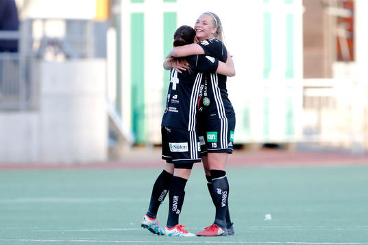 Piteås Josefin Johansson och Ellen Löfqvist jublar