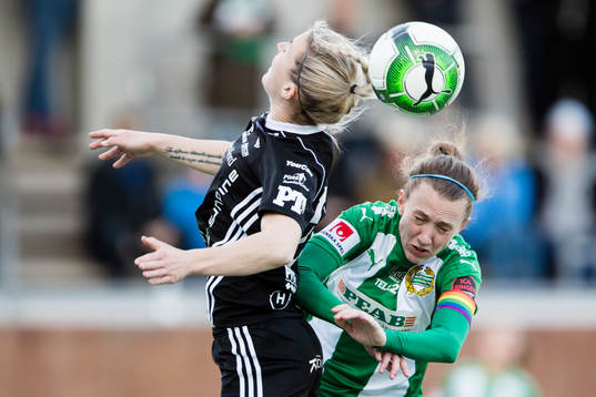 Piteås Emelie Lövgren i en nickduell med Hammarbys Olga