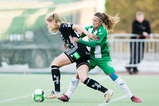 Piteås Nina Jakobsson i kamp om bollen med Hammarbys