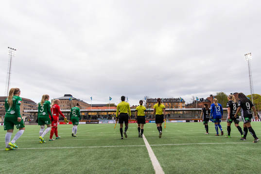 Spelare och domare gör entré
