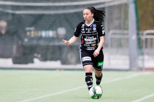 Piteås June Pedersen med bollen