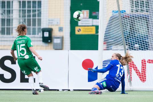 Piteås målvakt Hilda Carlén räddar ett skott från