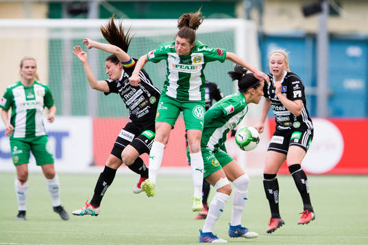 Piteås Josefin Johansson i en nickduell med Hammarbys