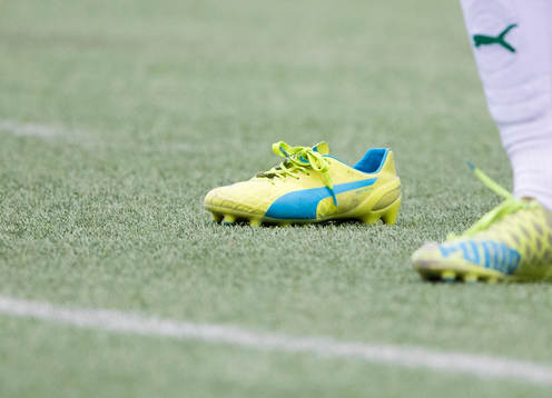En fotbollssko ligger på planen
