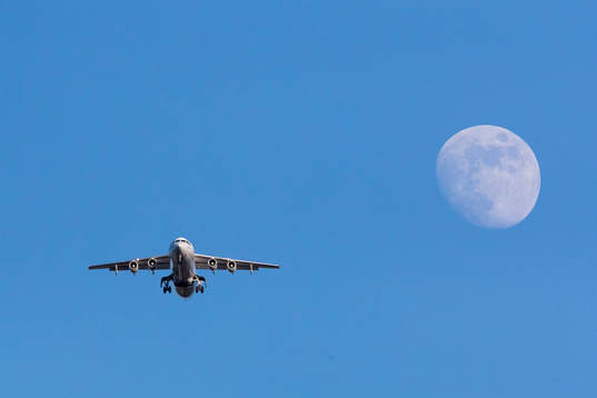 Ett flygplan passerar