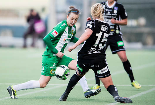 Hammarbys Olga Ekblom i kamp om bollen med Piteås Ellen