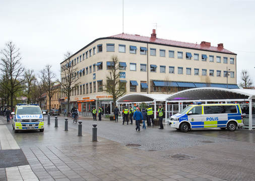 Många poliser och polisbilar på Stortorget
