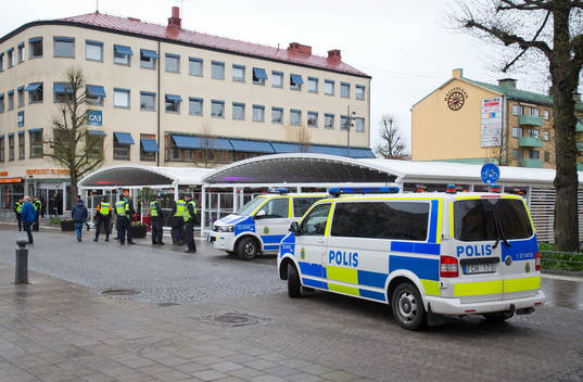 Många poliser och polisbilar på Stortorget