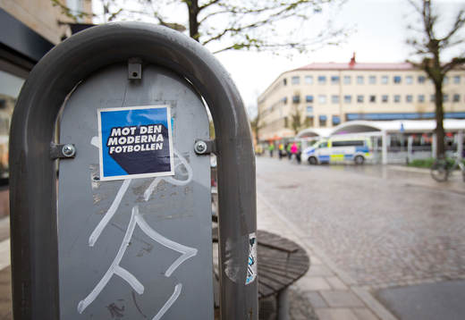 En klisterlapp med texten mot