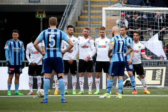 Djurgårdens Magnus Eriksson gör sig beredd att slå en