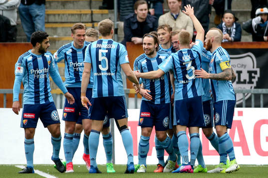 Djurgårdens Gustav Engvall jublar med lagkamrater