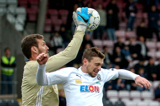 Djurgårdens målvakt Andreas Isaksson och Örebros Filip
