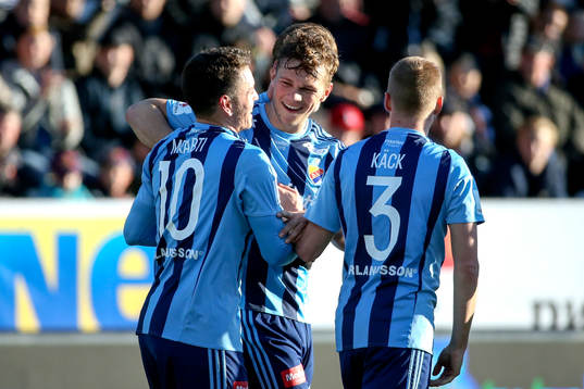 Djurgårdens Jesper Karlström jublar med Kerim Mrabti och