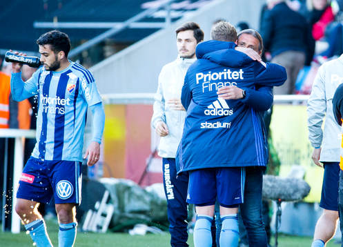 Djurgårdens Gustav Engvall kramar om Djurgårdens tränare