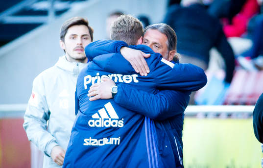 Djurgårdens Gustav Engvall kramar om Djurgårdens tränare