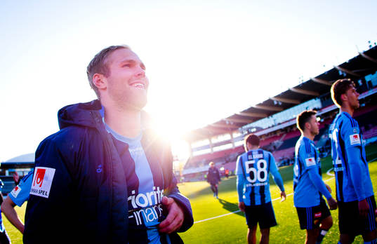 Djurgårdens Gustav Engvall firar segern framför fansen