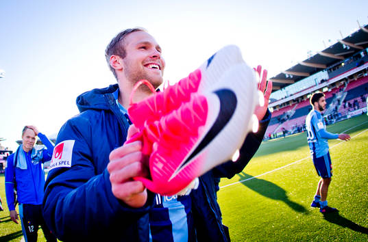 Djurgårdens Gustav Engvall firar segern framför fansen