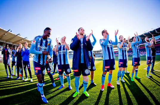 Djurgården firar segern framför fansen