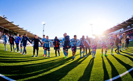 Djurgården firar segern framför fansen