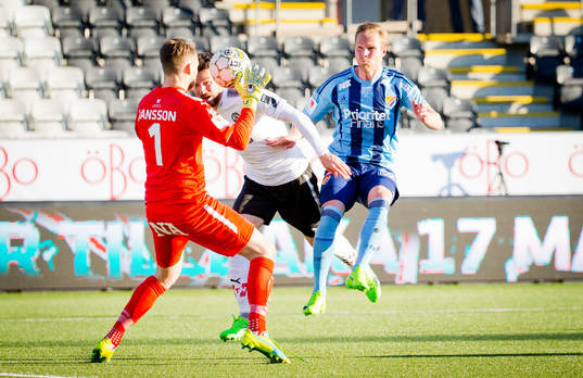 Örebros målvakt Oscar Jansson och Djurgårdens Gustav