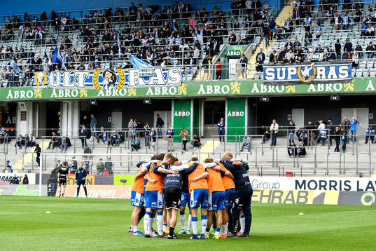 IFK Göteborgs spelare samlade framför publiken