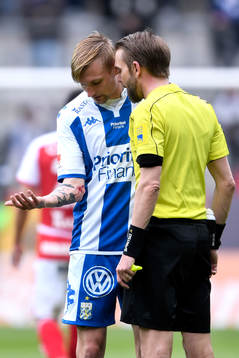 IFK Göteborgs Sebastian Eriksson visar upp sin blödande