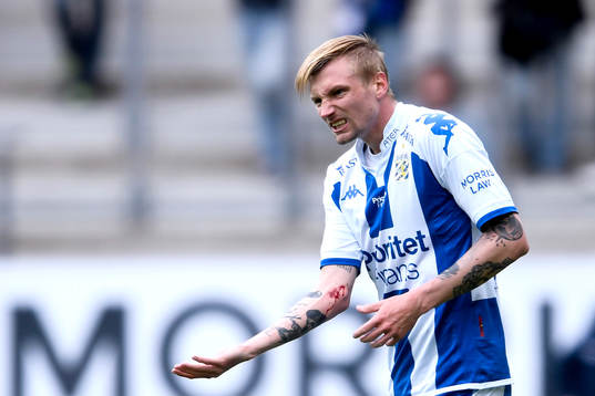 IFK Göteborgs Sebastian Eriksson grinar illa