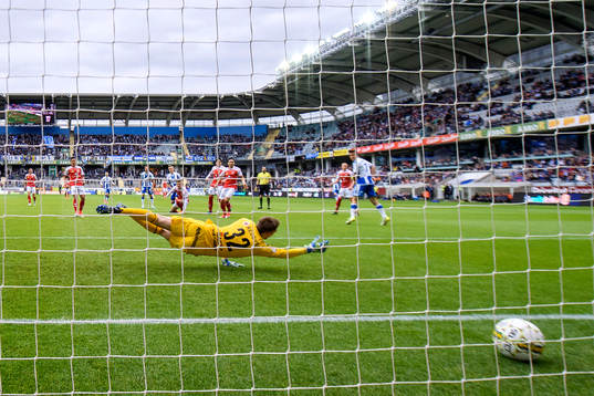 IFK Göteborgs Sören Rieks gör 1-0 bakom Kalmars målvakt