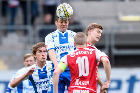 IFK Göteborgs Mads Albaek nickar bollen framför Thomas