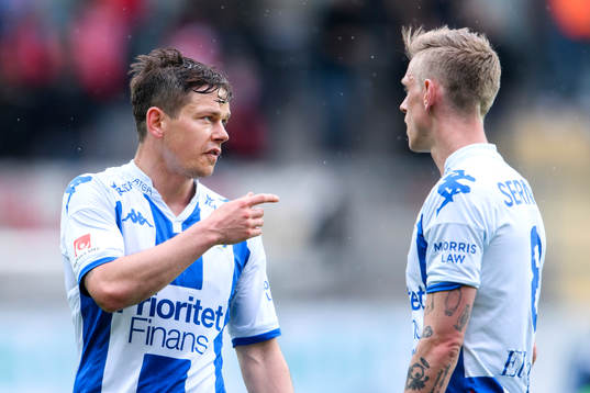 IFK Göteborgs Mads Albaek pratar med Sören Rieks