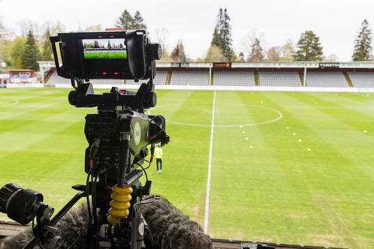TV-kamera framför fotbollsplanen