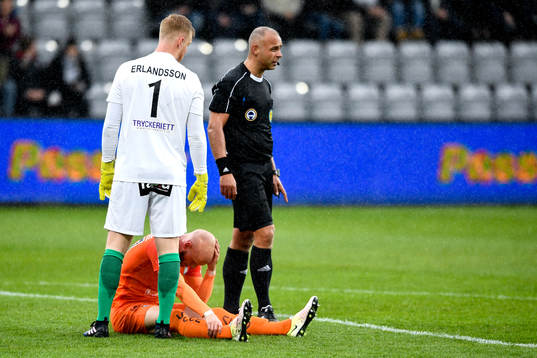 AFC Eskilstunas Ferid Ali tar sig för huvudet