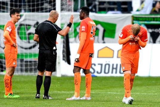 AFC Eskilstunas Ludvig Öhman Silwerfeldt visas ut av