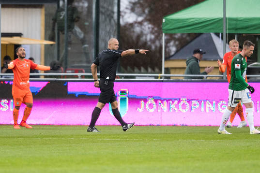 Domare Robert Daradic pekar på straffpunkten och AFC