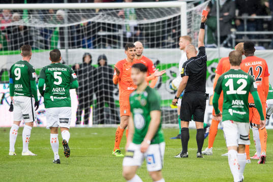 Domare Robert Daradic ger AFC Eskilstunas Ludvig Öhman