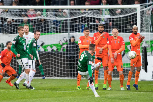 Jönköpings Tommy Thelin lägger frispark
