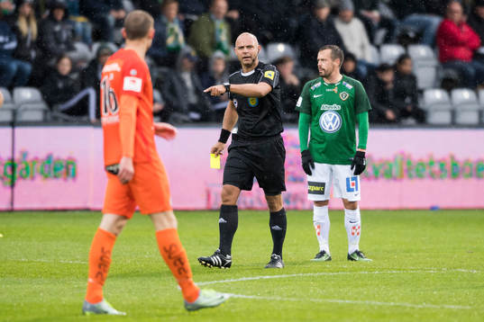 Domare Robert Daradic ger AFC Eskilstunas Simon
